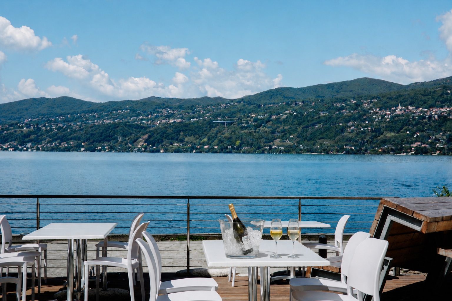 Champagne sul lago